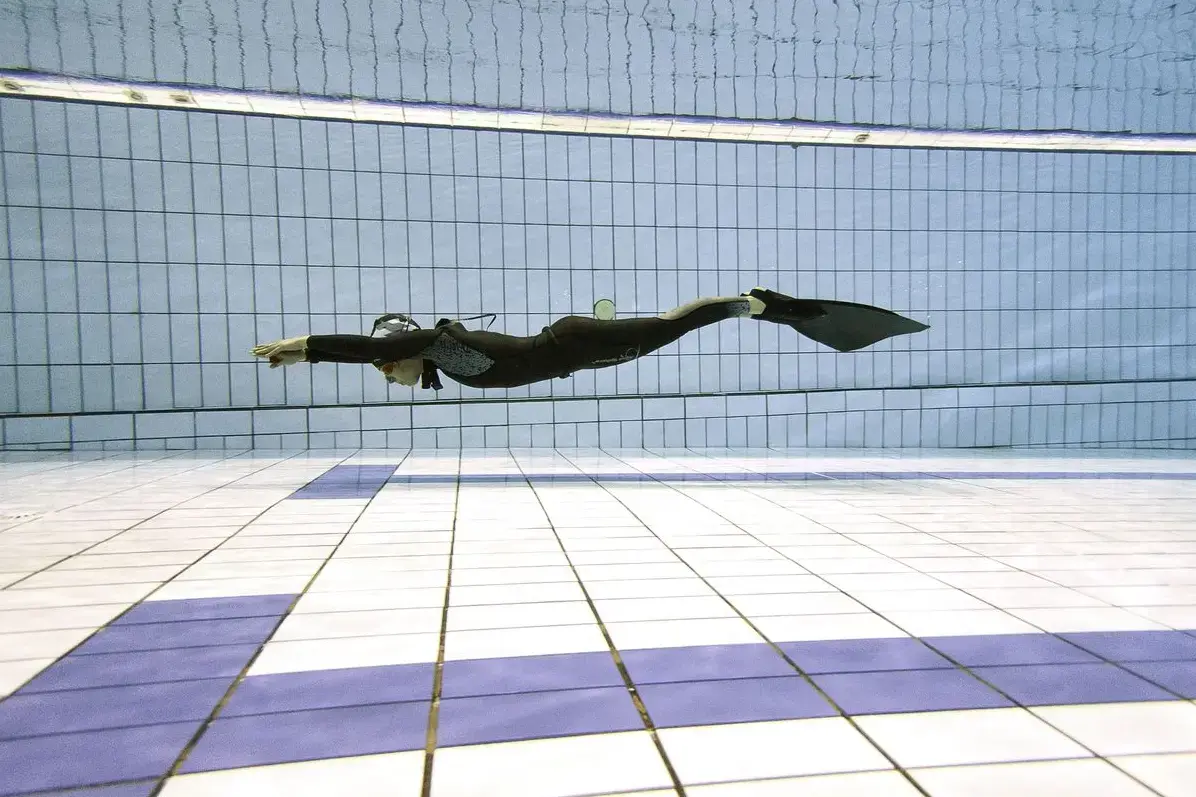 Allenamento di Manta freediving atleta allenamento con il monopinna