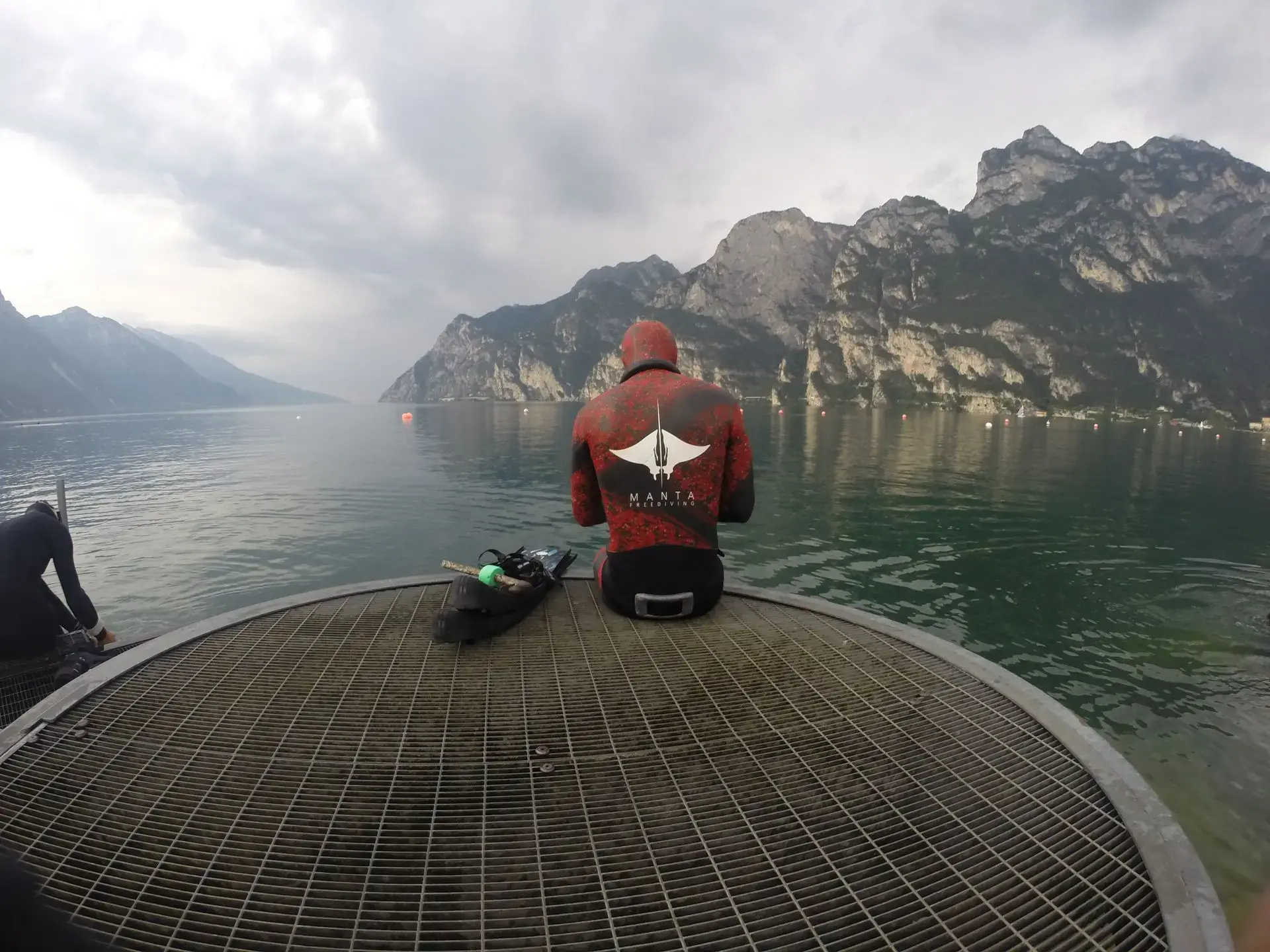 Apneista di manta freediving al lago Apneista di manta freediving al lago